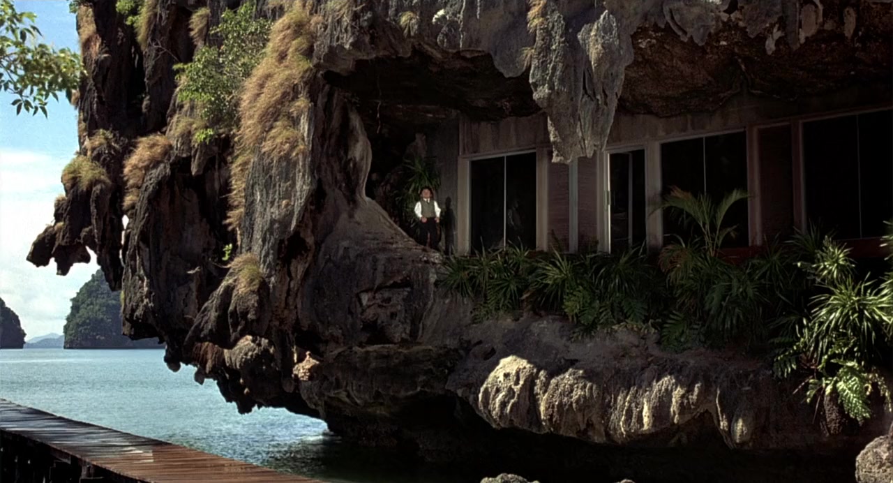 The Man with the Golden Gun screenshot 1