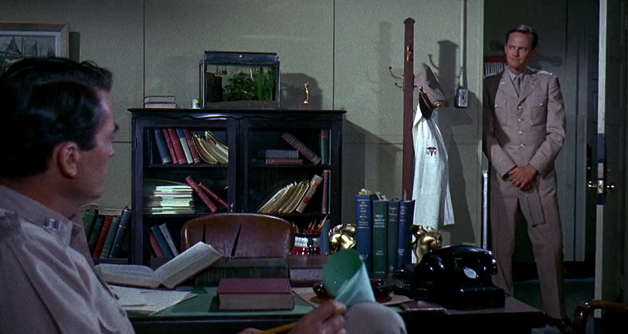 Captain Newman, M.D. screenshot 3