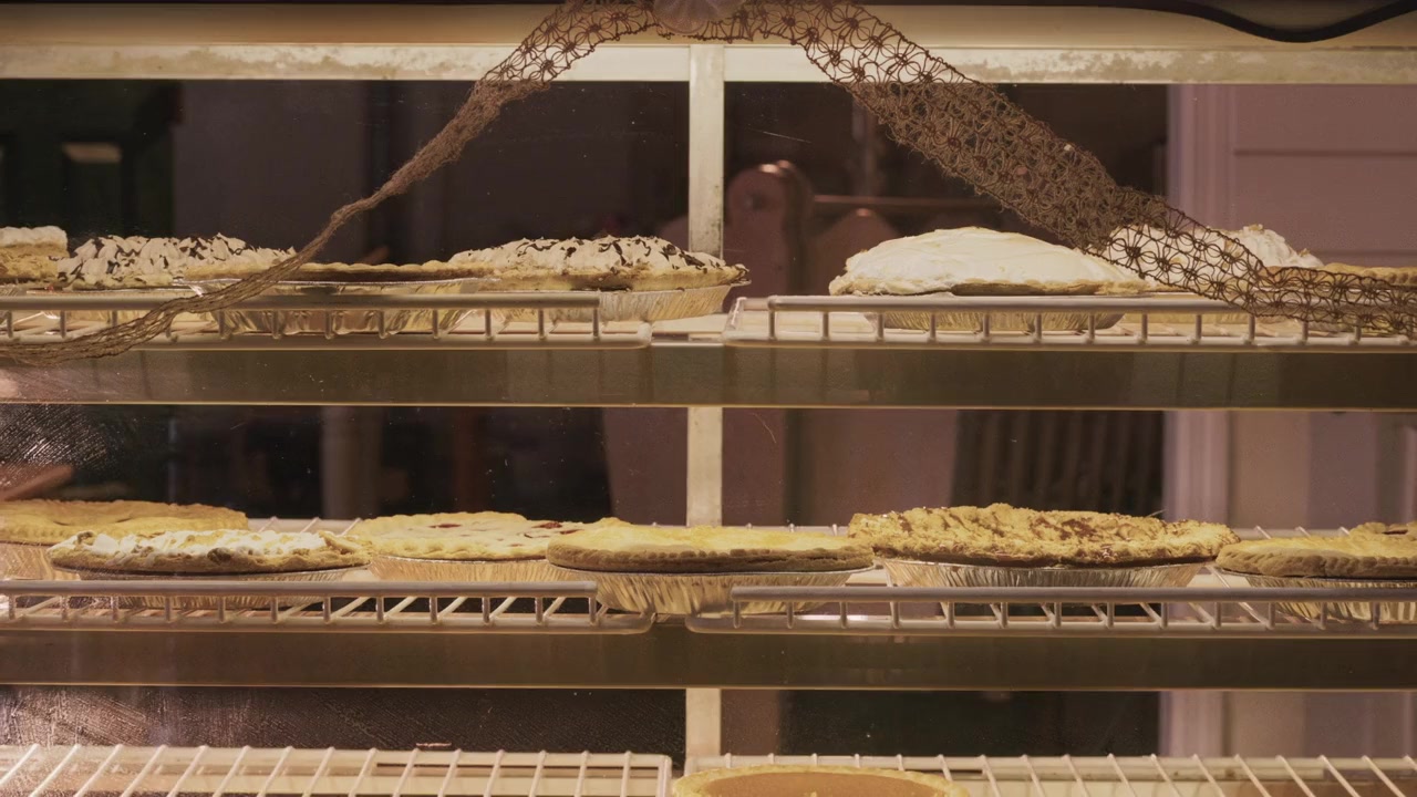 Christmas at the Amish Bakery screenshot 1