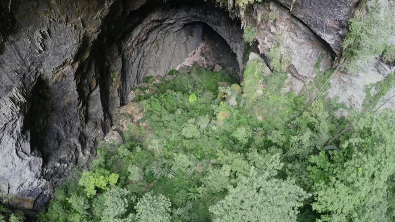 A Crack in the Mountain screenshot 1
