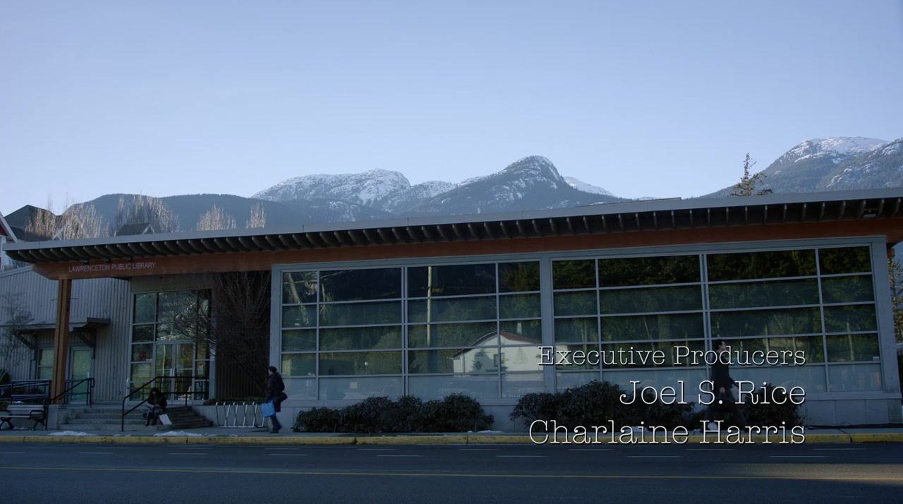 A Bundle of Trouble: An Aurora Teagarden Mystery screenshot 2