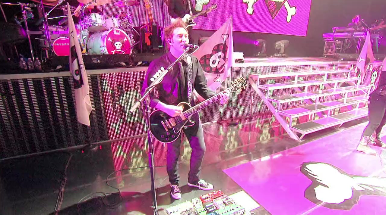 Avril Lavigne: The Best Damn Tour - Live in Toronto screenshot 1