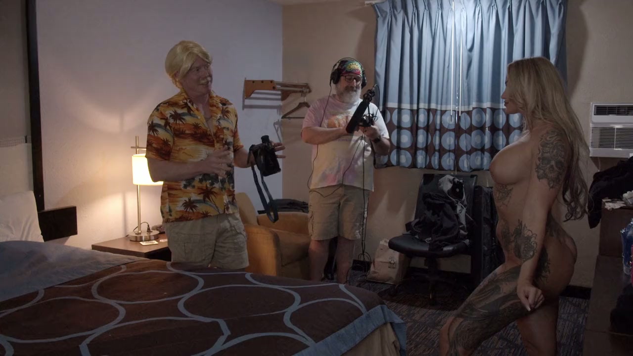 Babezilla vs the Cyber Skanks: Rise of MechaBabezilla screenshot 2