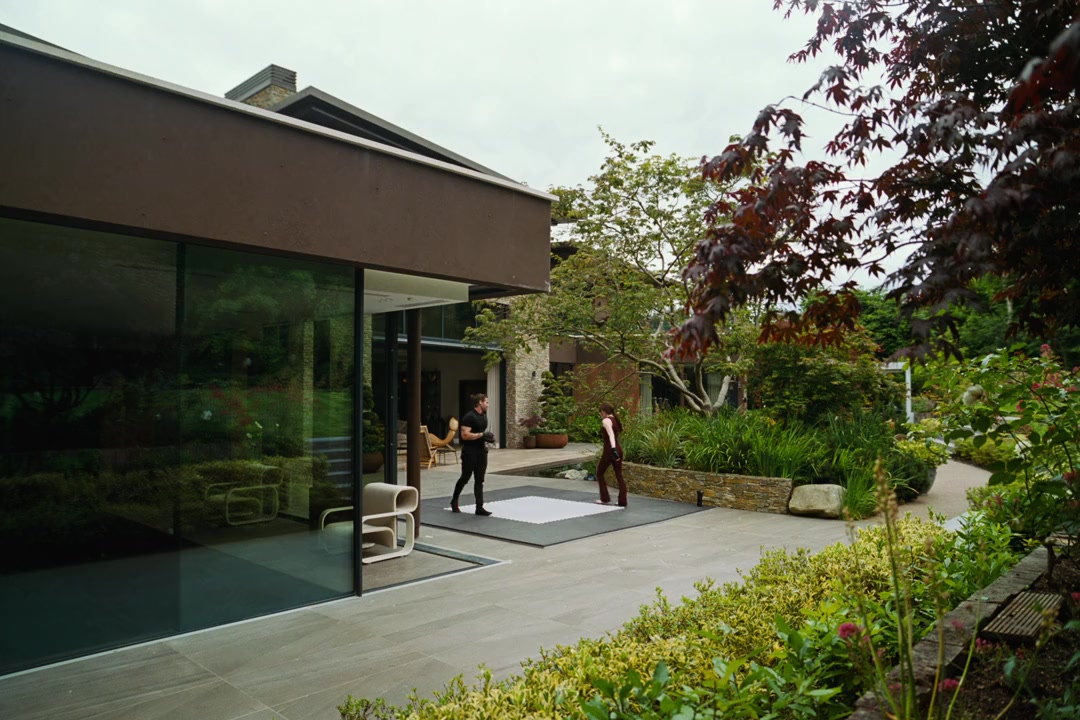Bugonia screenshot 1