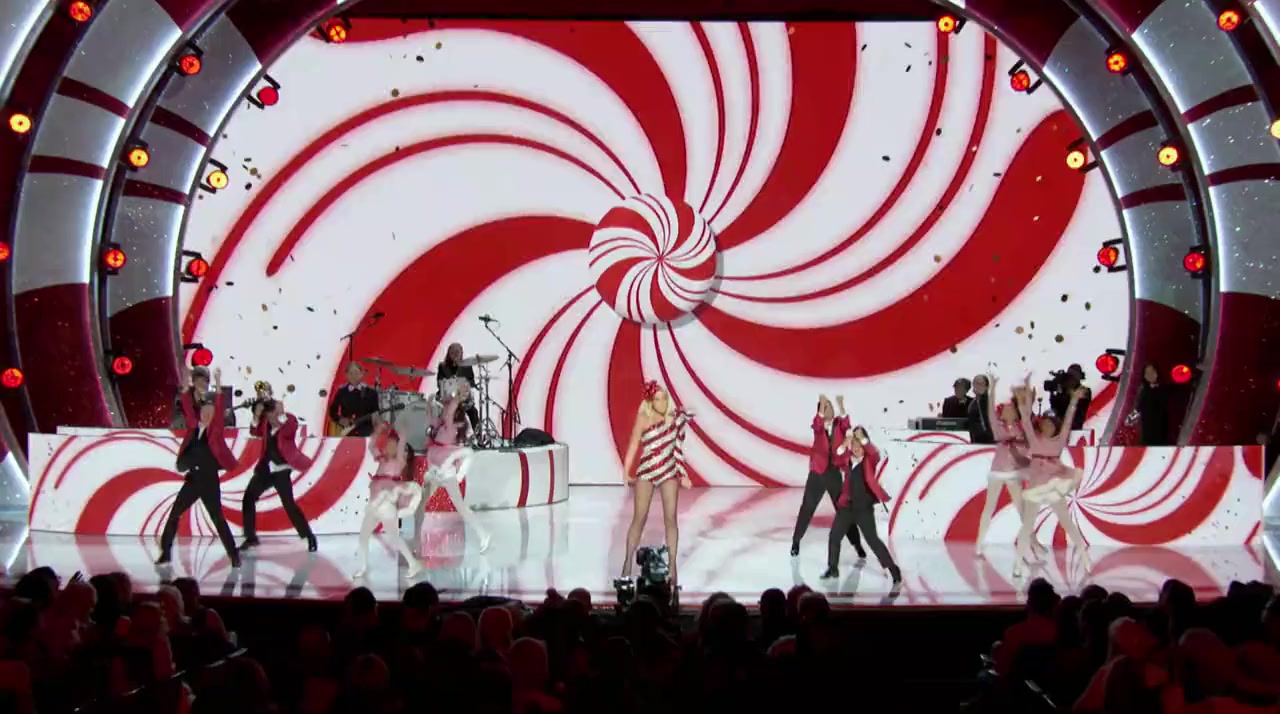 Gwen Stefani's You Make It Feel Like Christmas screenshot 1