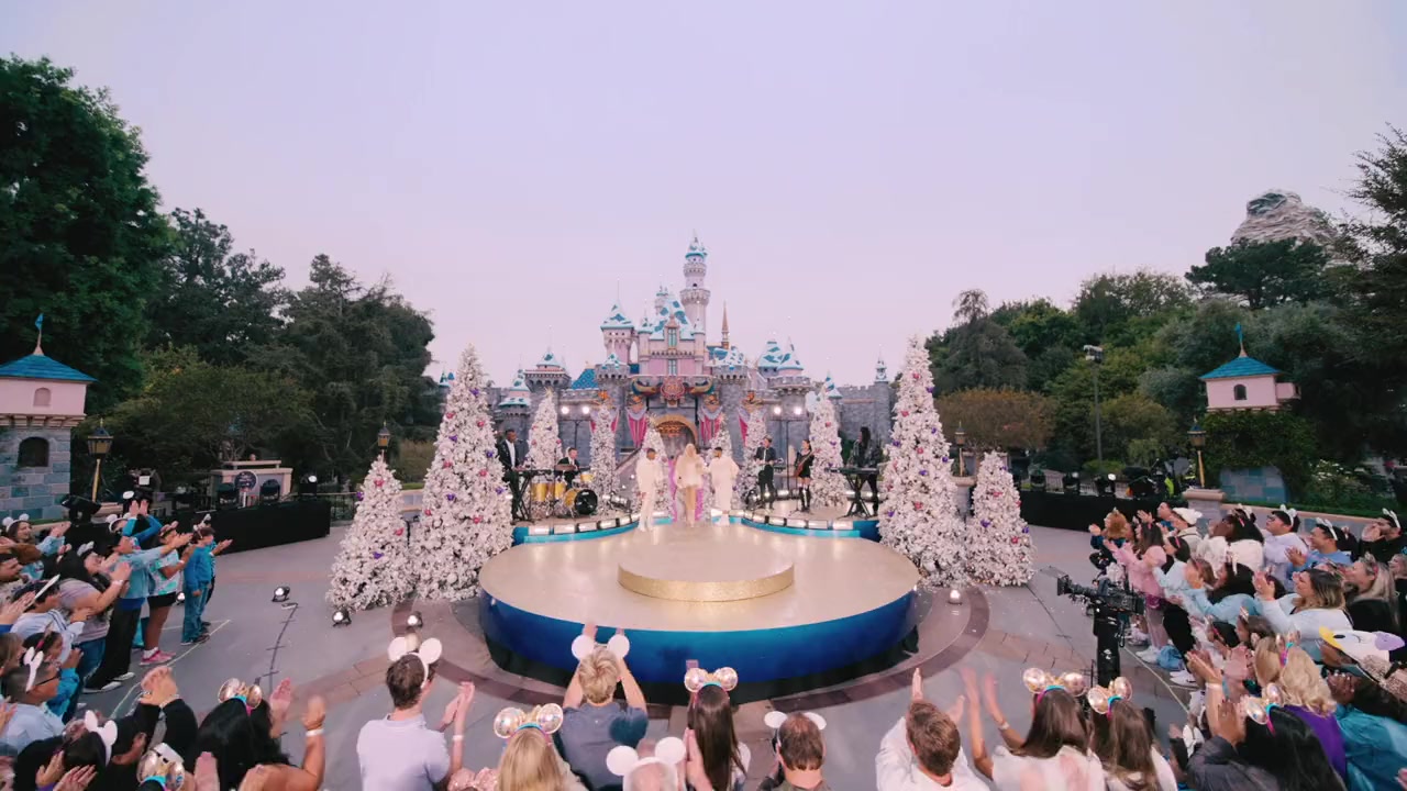 Disney Parks Magical Christmas Day Parade screenshot 3