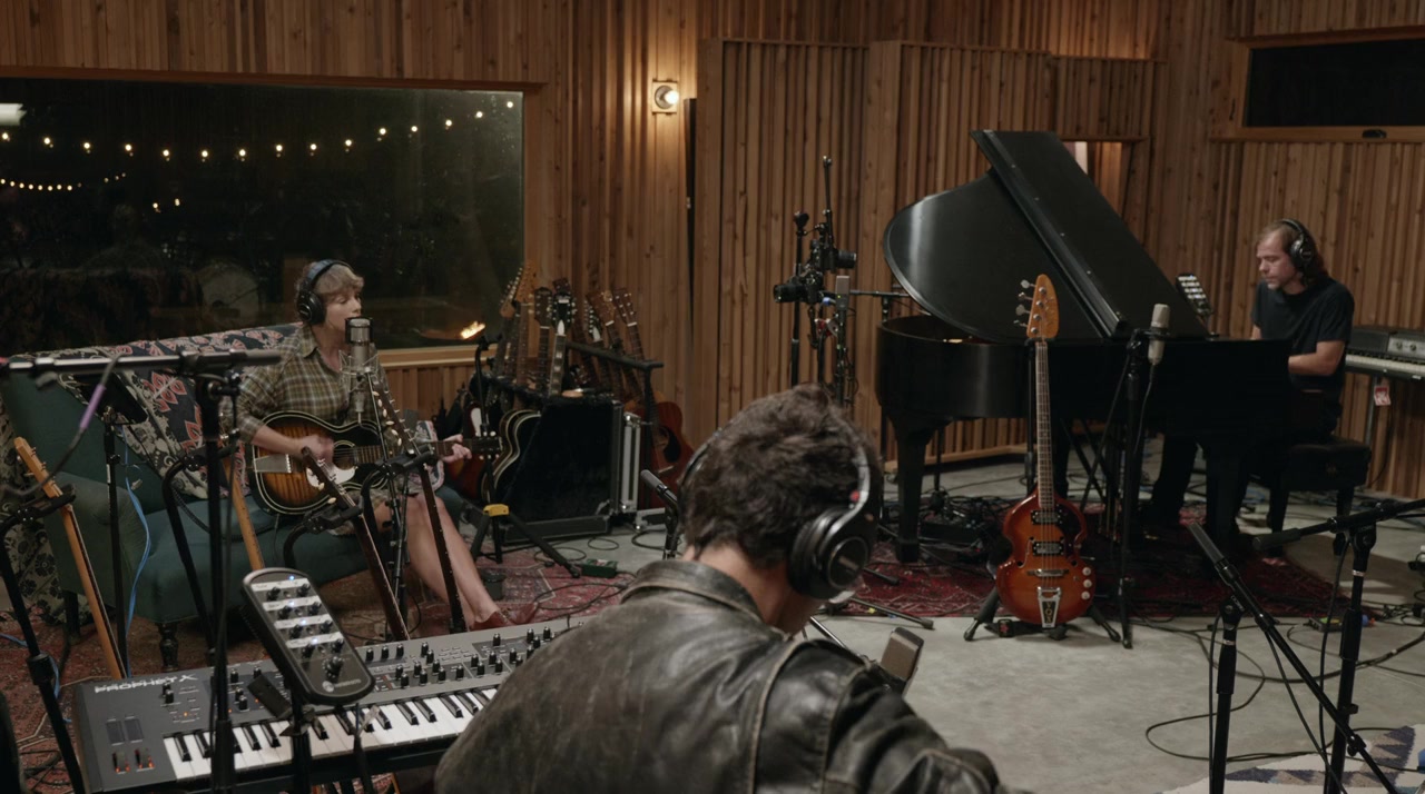 Taylor Swift: Folklore - The Long Pond Studio Sessions screenshot 1