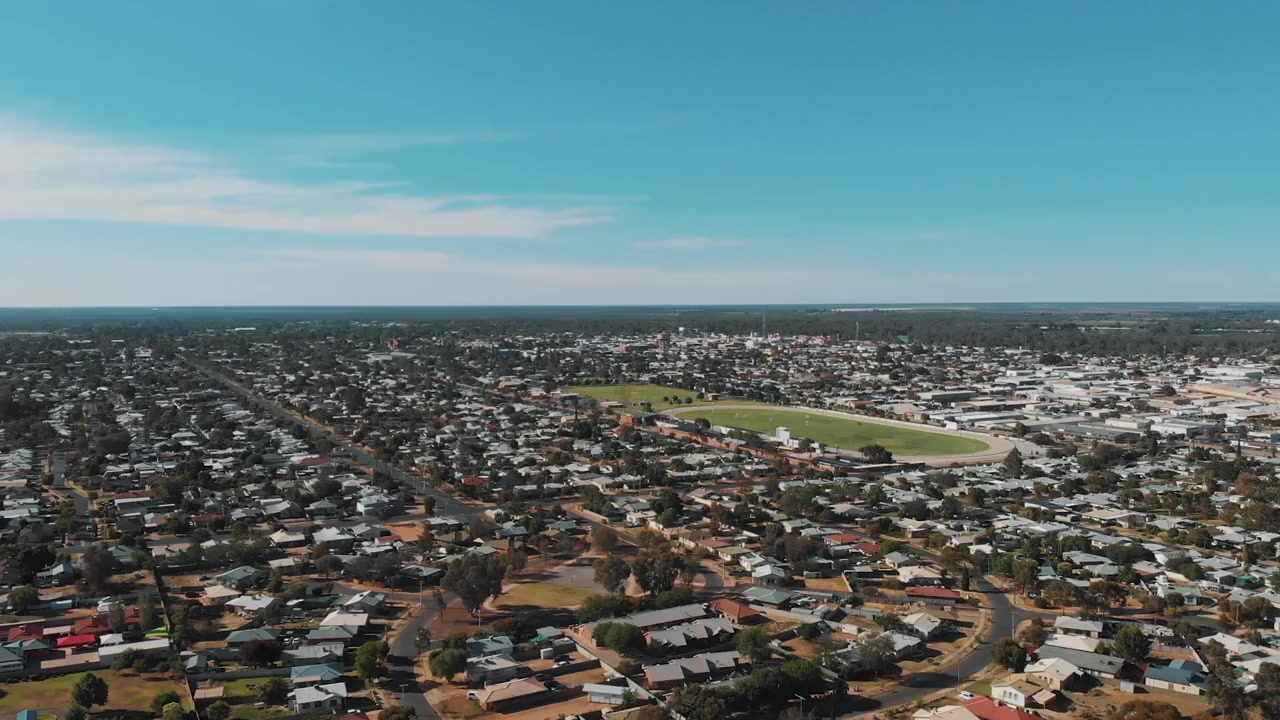 Facing Down Under - A Backpackers Documentary screenshot 1