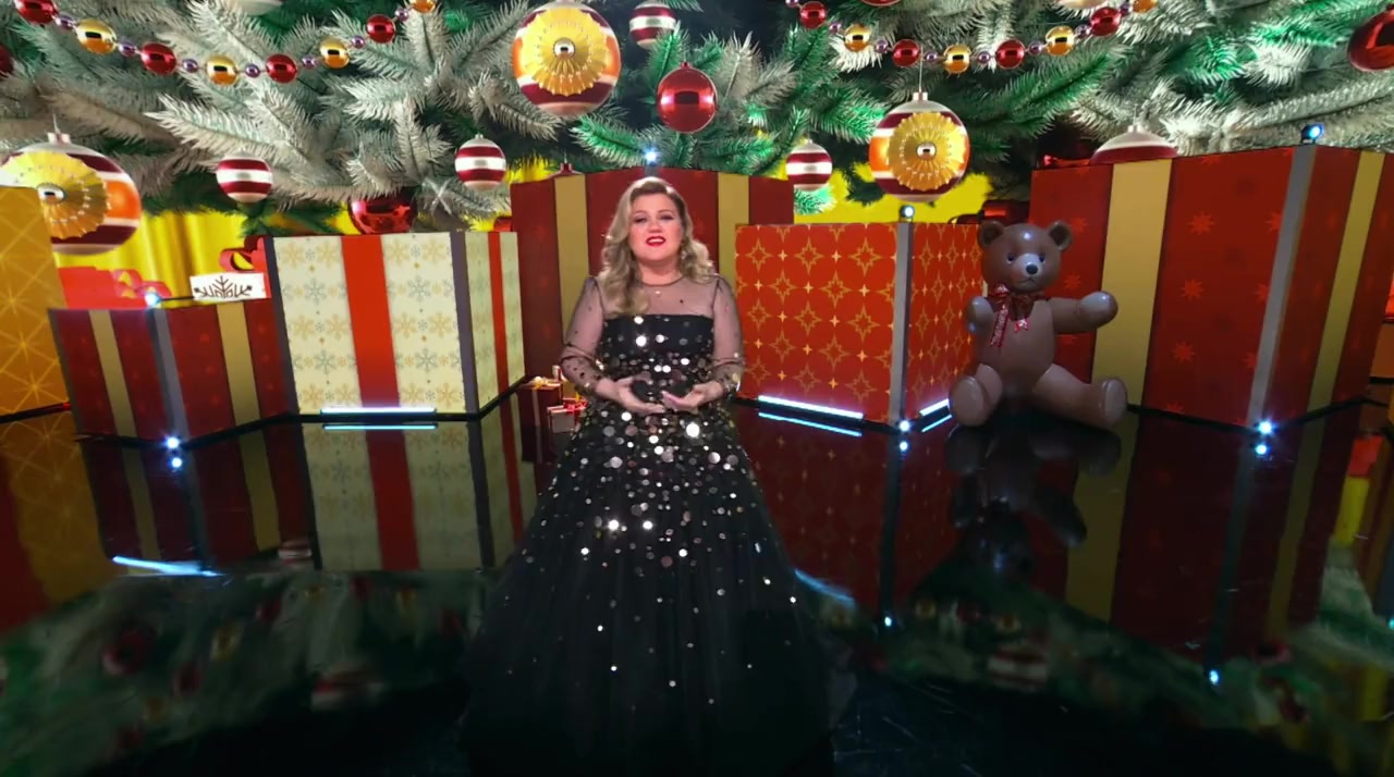 Kelly Clarkson Presents: When Christmas Comes Around screenshot 1