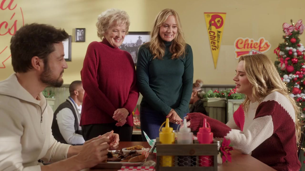 Holiday Touchdown: A Chiefs Love Story screenshot 3