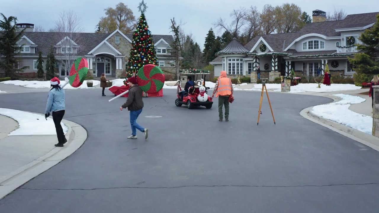 Haul Out the Holly: Lit Up screenshot 2