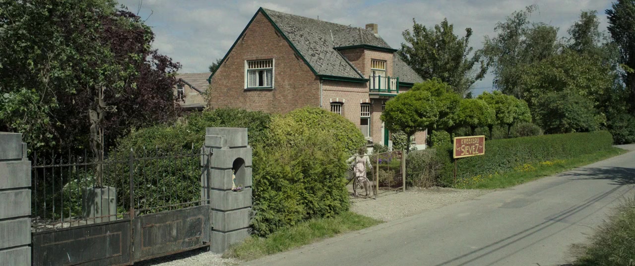 Knielen op een bed violen screenshot 2