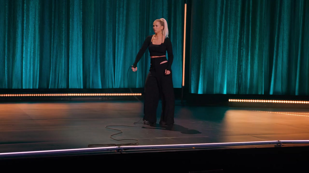 Iliza Shlesinger: Hot Forever screenshot 3