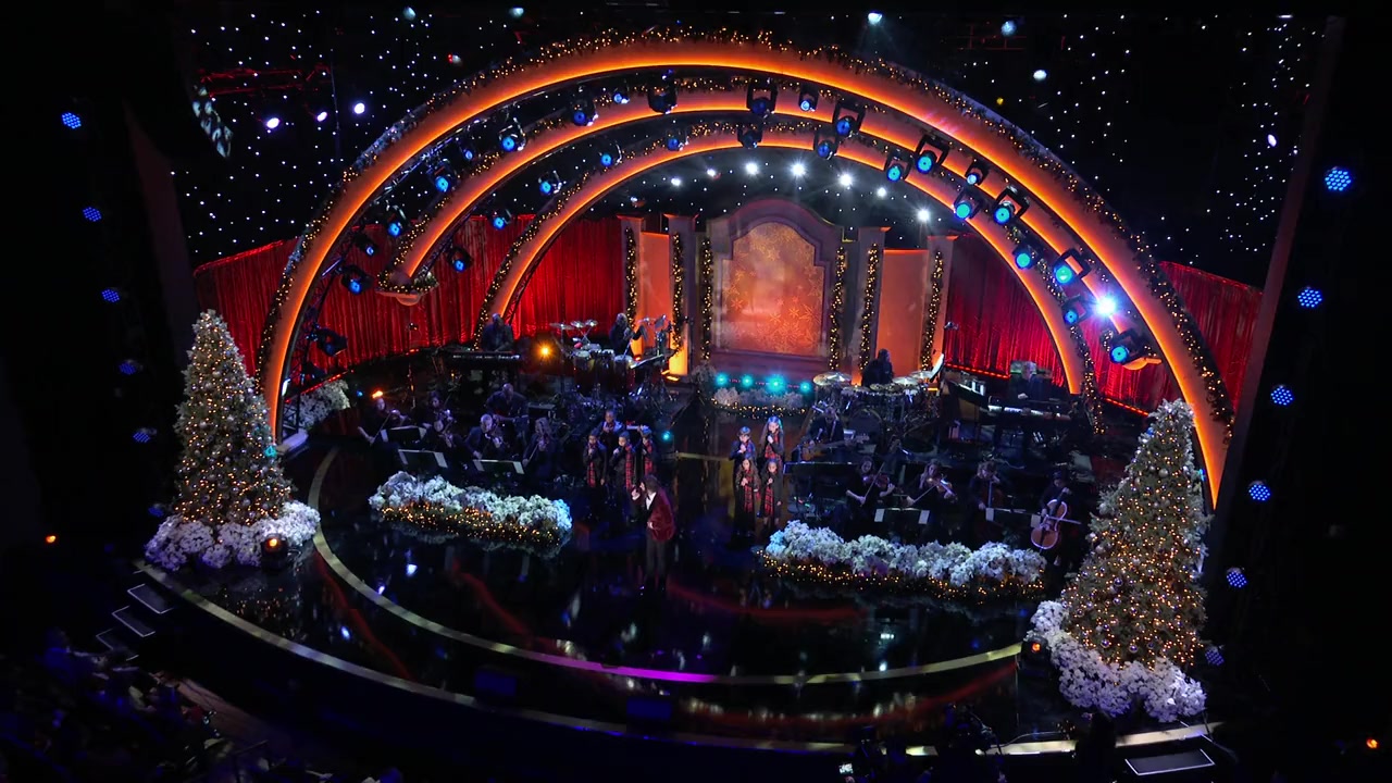 Josh Groban & Friends: Home for the Holidays screenshot 1