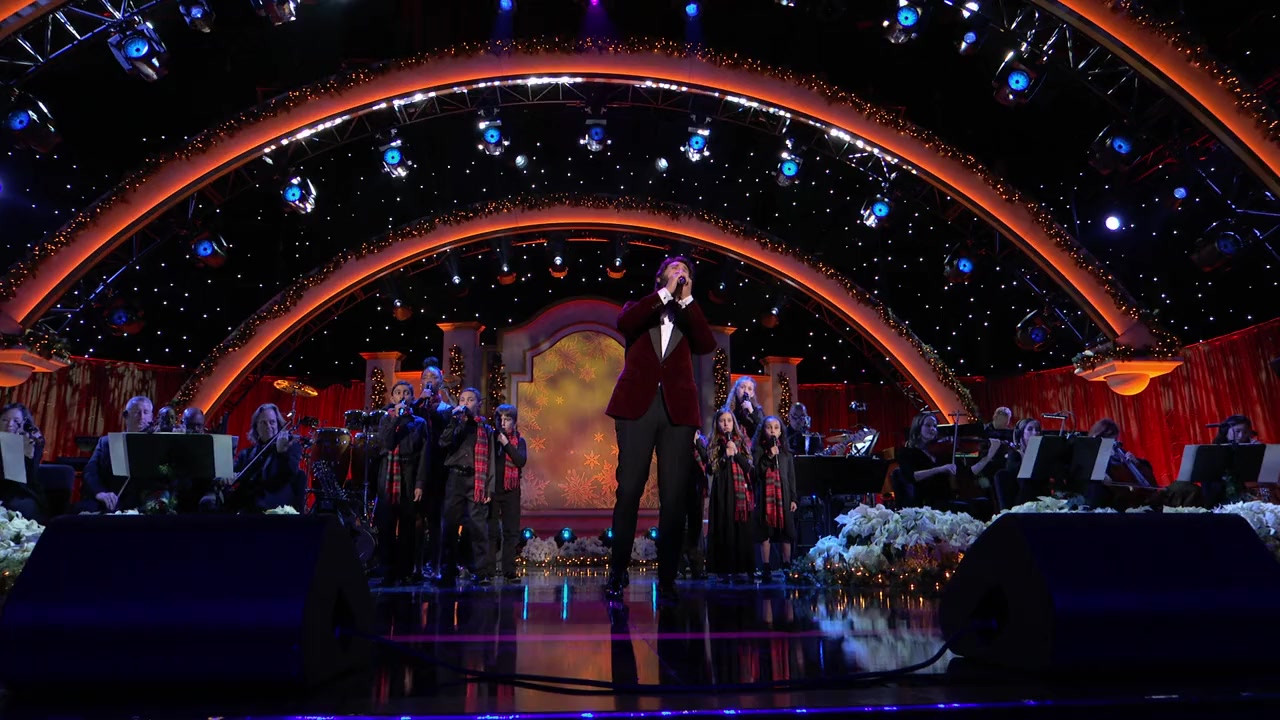 Josh Groban & Friends: Home for the Holidays screenshot 2