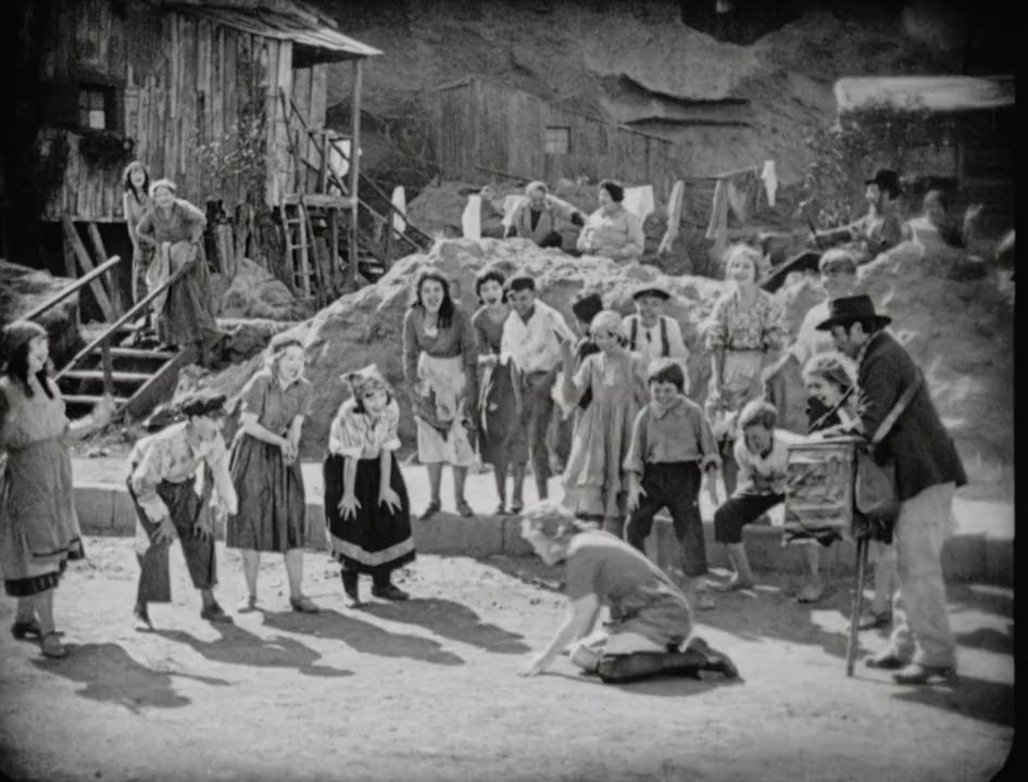 Lights of Old Broadway screenshot 1
