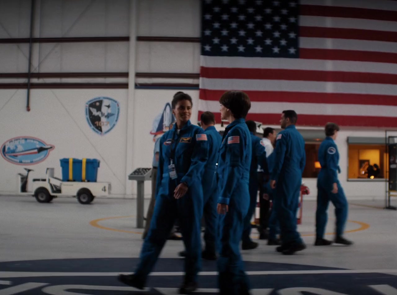 Lucy in the Sky screenshot 3