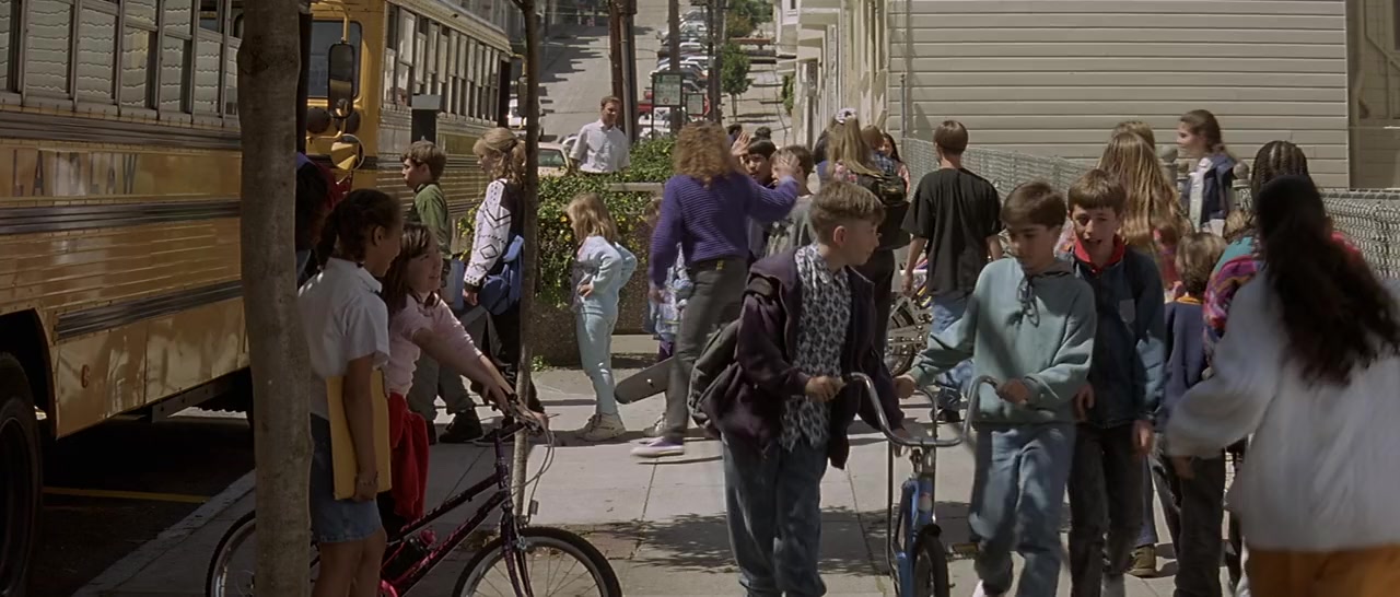 Mrs Doubtfire (1993) screenshot 1
