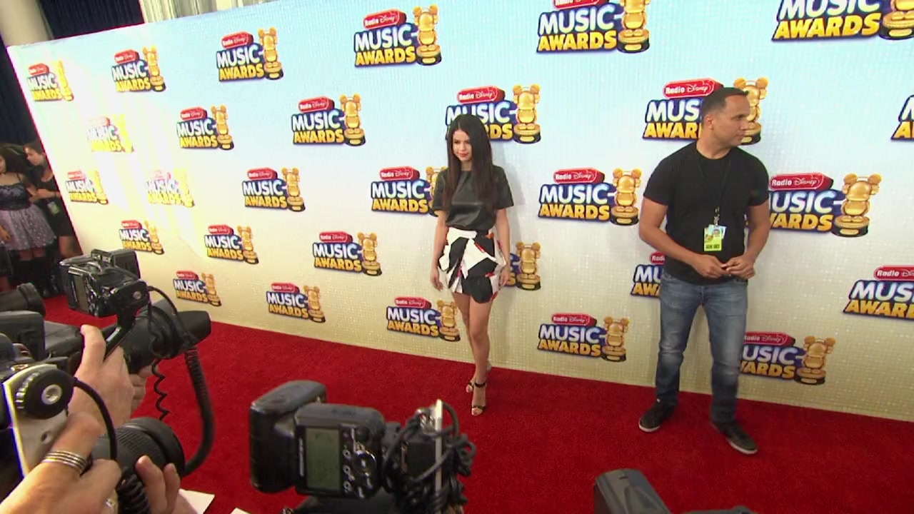 Selena Gomez: Living the Dream screenshot 2