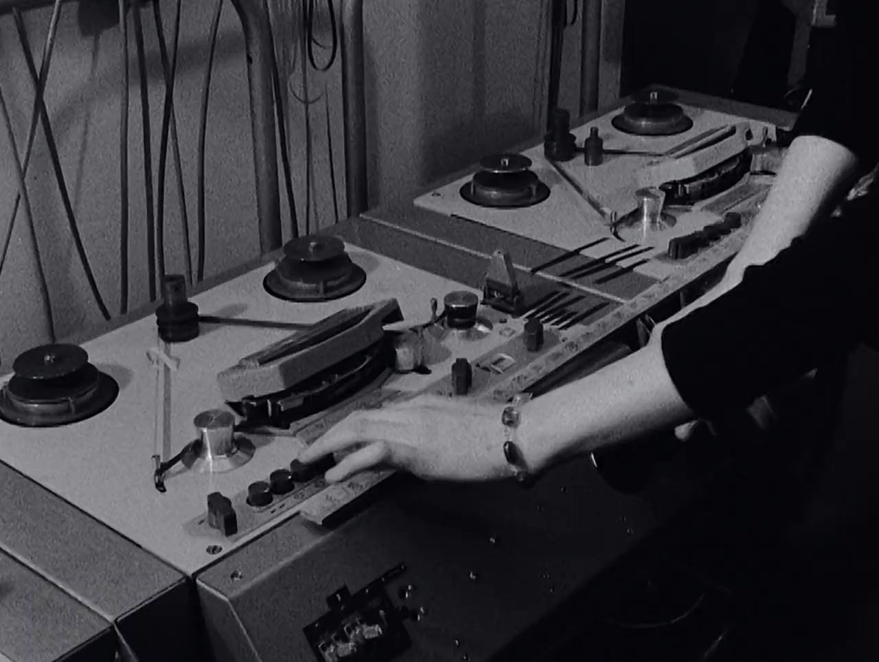 Sisters with Transistors screenshot 3