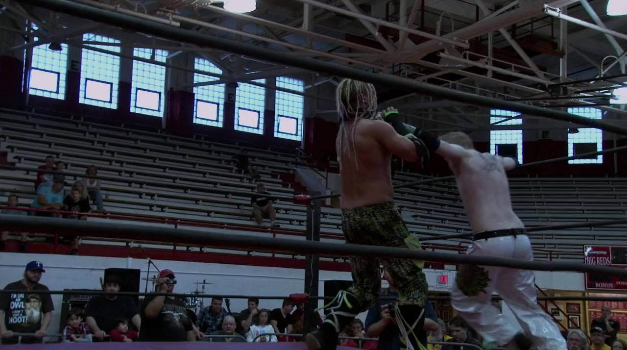 Pro Wrestlers vs Zombies screenshot 1