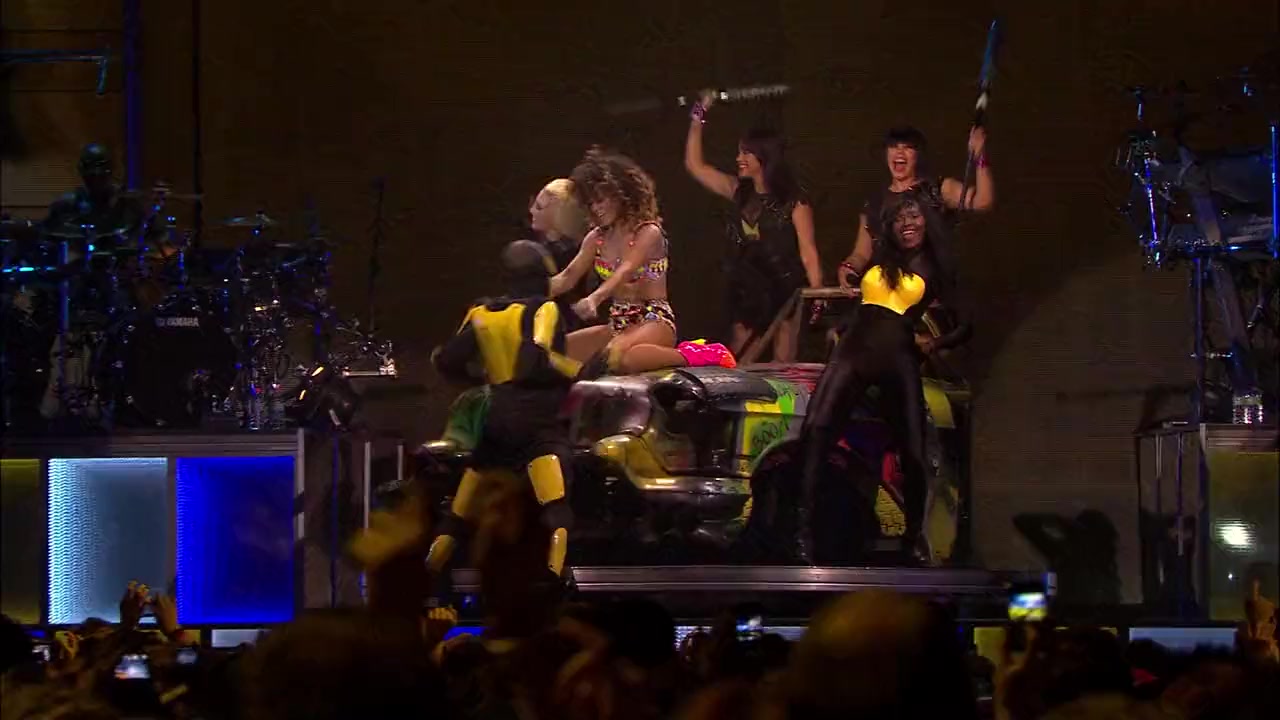 Rihanna: Loud Tour Live at the O2 screenshot 3