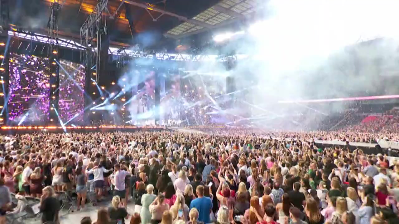 Westlife: Live at Wembley Stadium screenshot 1