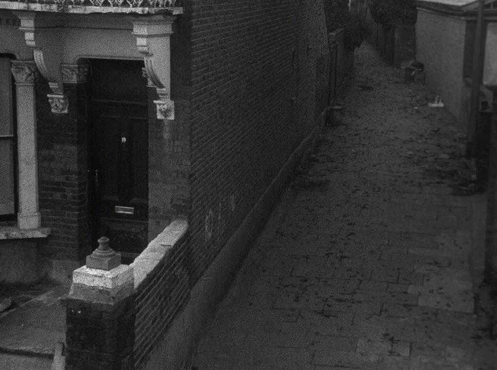 The Moon Over the Alley screenshot 1
