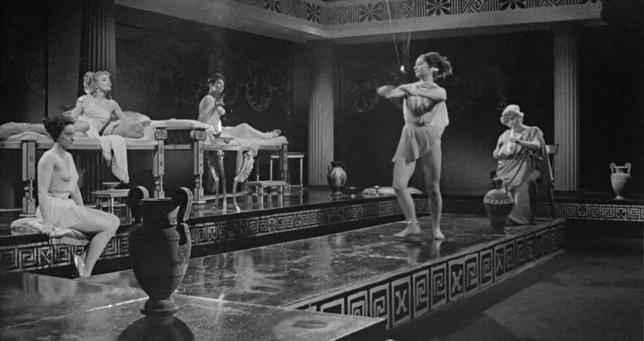 The Bellboy and the Playgirls screenshot 3