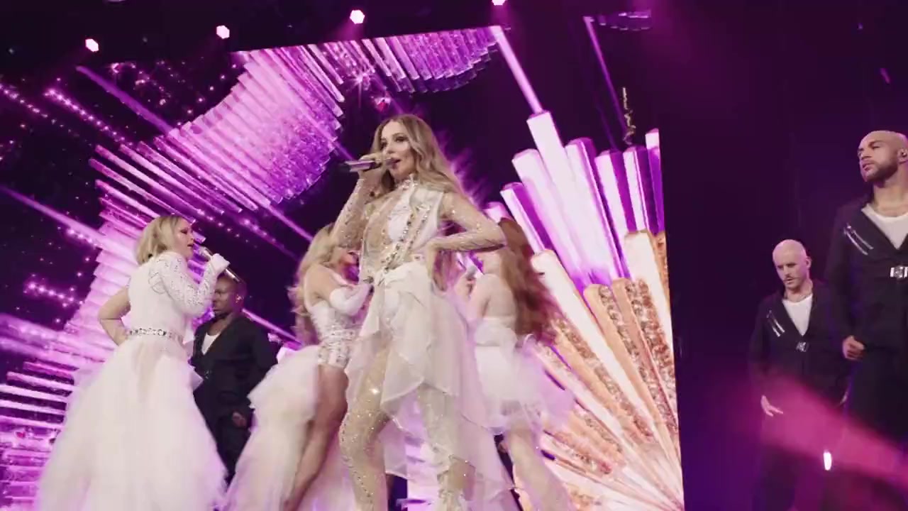 The Girls Aloud Show: Live at the O2 screenshot 1