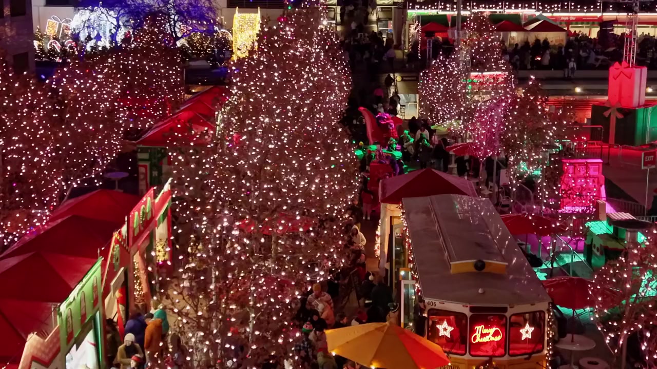 The Hallmark Christmas Experience: A Hometown Holiday screenshot 1