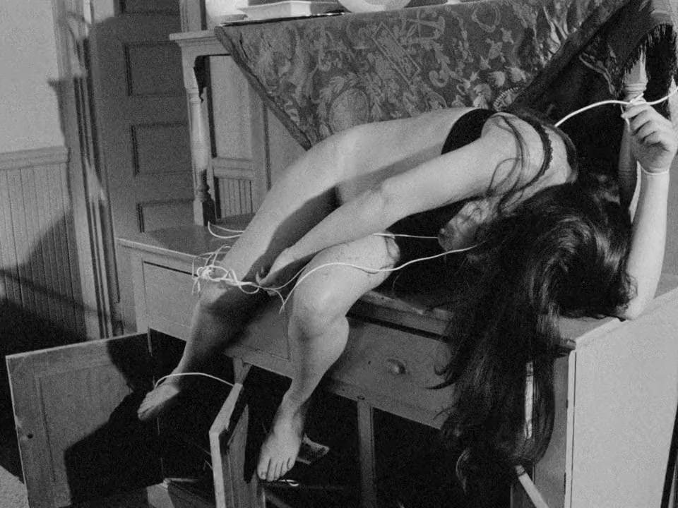 The Kiss of Her Flesh screenshot 2