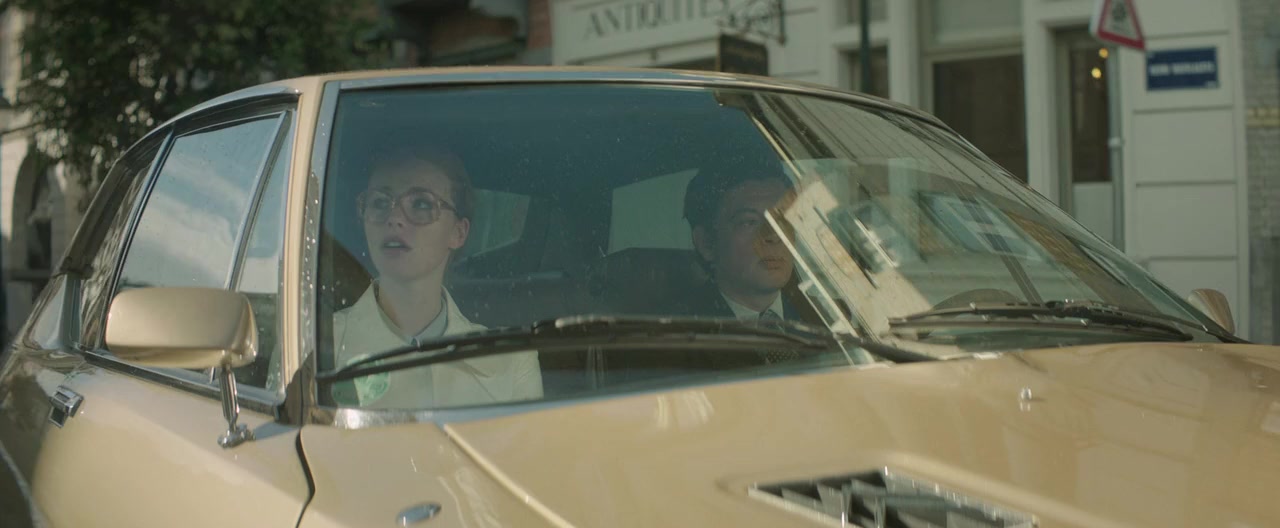 La dame dans l'auto avec des lunettes et un fusil screenshot 1