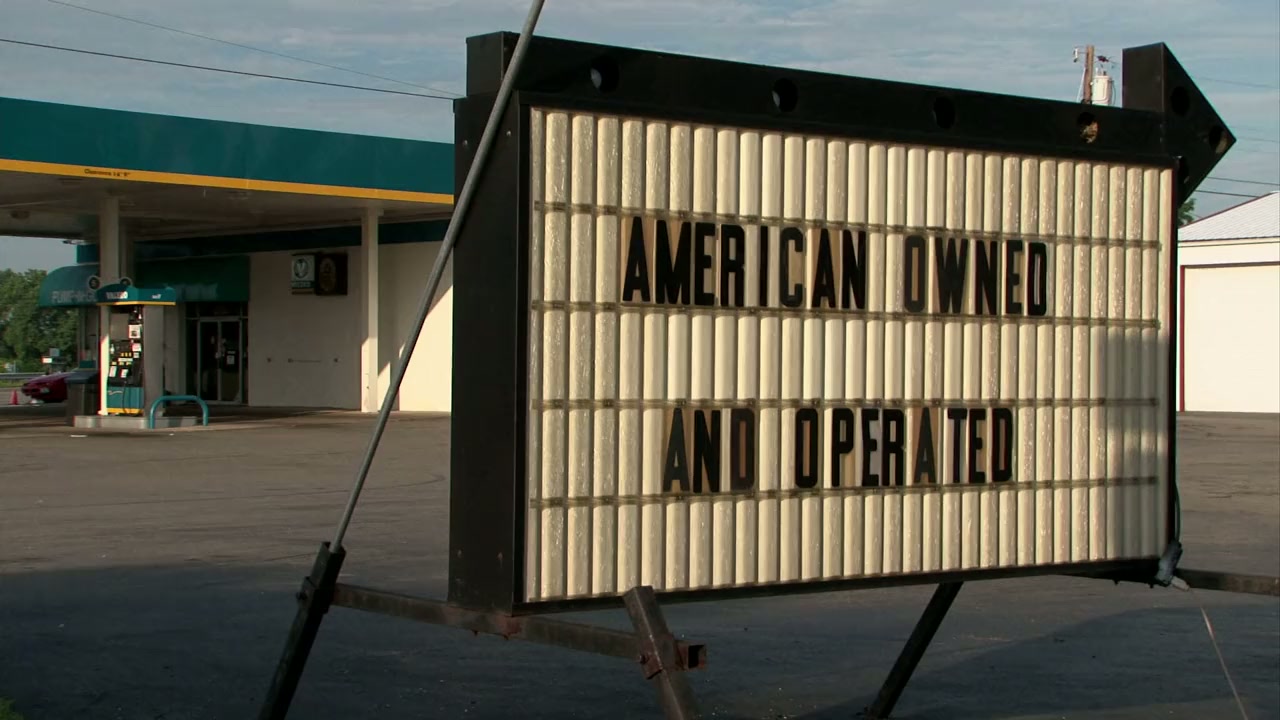 The Last Truck: Closing of a GM Plant screenshot 1