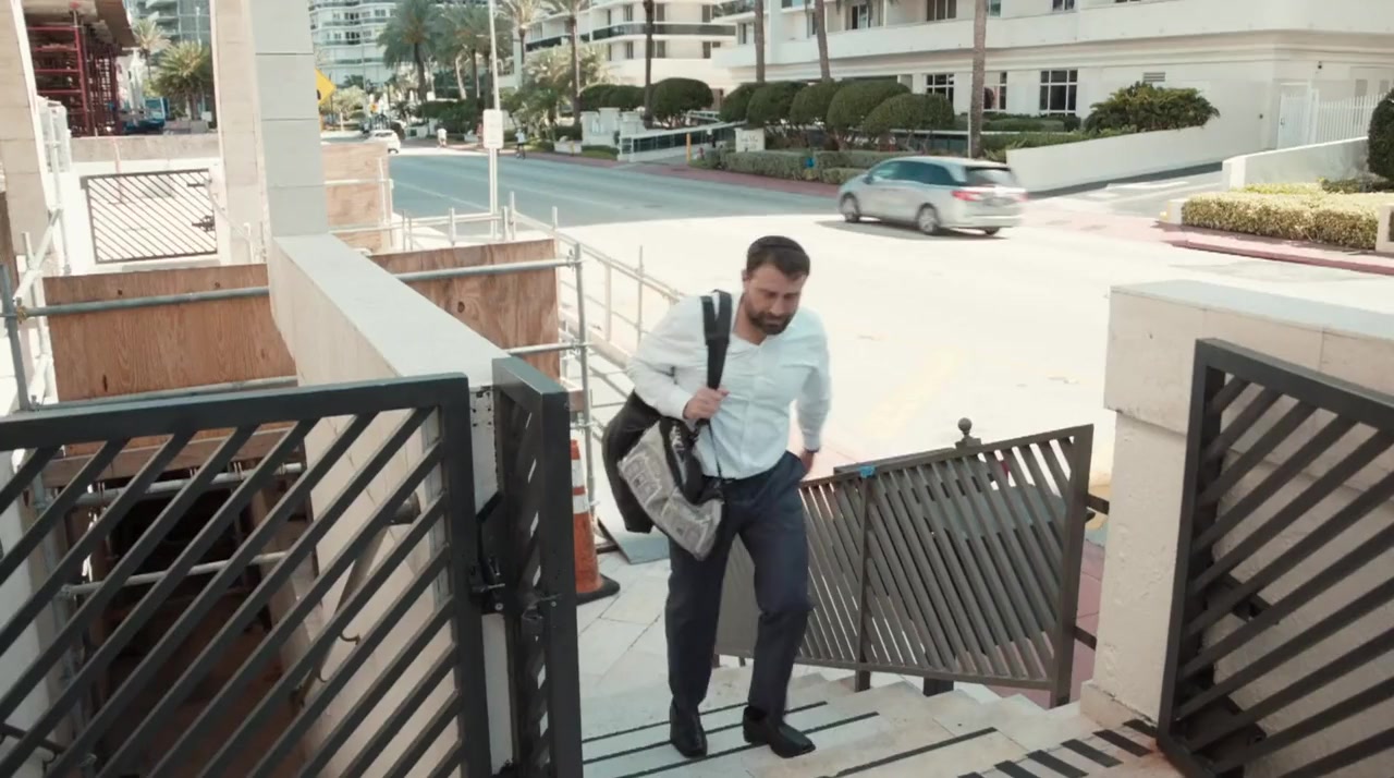 They Call Me Dr. Miami screenshot 2