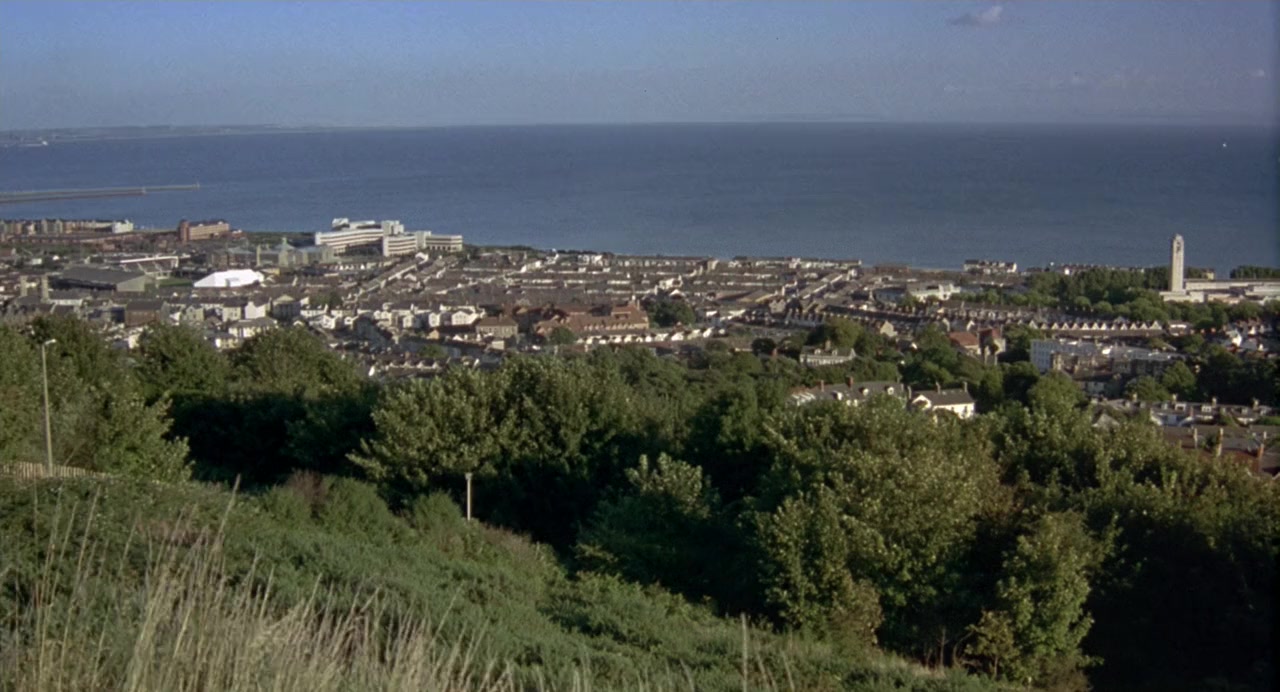 Twin Town screenshot 2